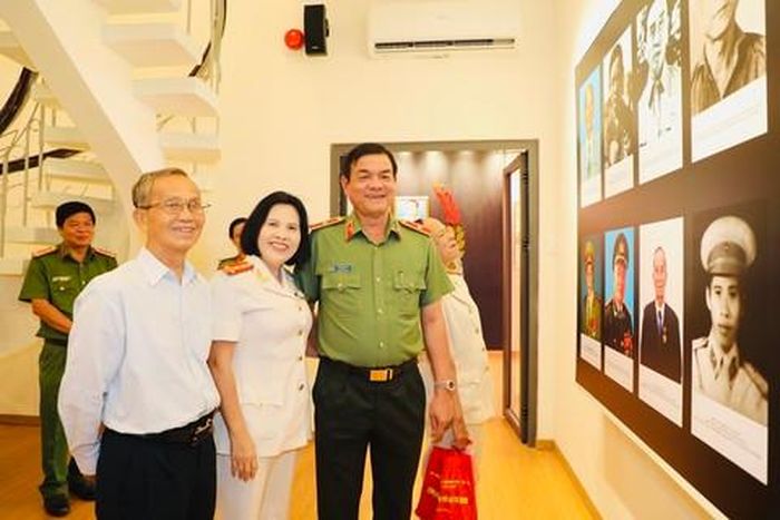  Thiếu tướng Lê Hồng Nam, Giám đốc CATP và Đại tá Phan Thị Ngọc Tươi, Anh hùng lực lượng vũ trang nhân dân, nguyên Trưởng ban Hành chính - Quản trị Báo Công an TPHCM cùng các đại biểu tham quan Nhà truyền thống
