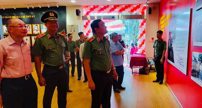 Thiếu tướng Lê Hồng Nam, Giám đốc CATP cùng các đại biểu tham quan Nhà truyền thống