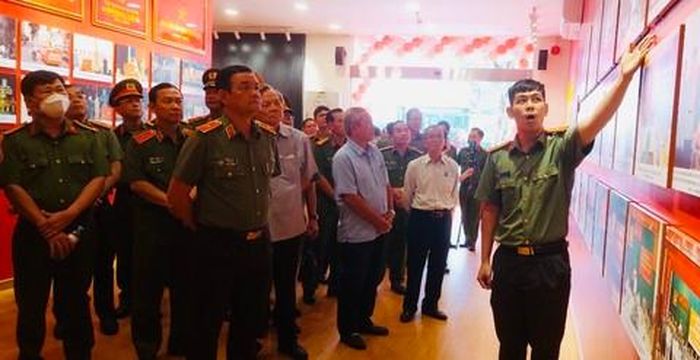 Ban giám đốc CATP cùng các đại biểu tham quan Nhà truyền thống
