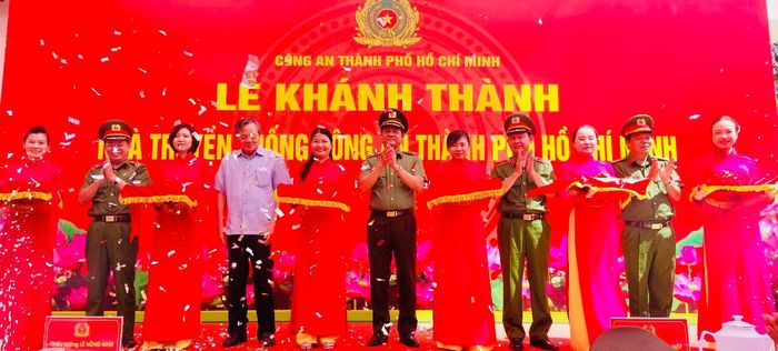 Ban Giám đốc Công an TPHCM cùng đại biểu cắt bằng khánh thành Nhà truyền thống CATP