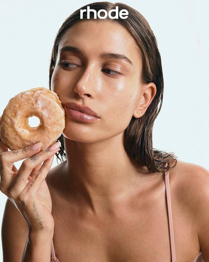 Hailey Bieber trực tiếp làm người mẫu quảng cáo cho thương hiệu cá nhân. Ảnh: @haileybieber. 