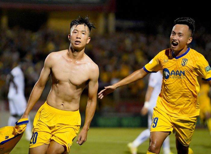  Văn Đức lập tức cởi áo ăn mừng để tưởng thưởng cho bàn nâng tỷ số lên 2-0 của đội. Tiền vệ sinh năm 1996 tập luyện dứt điểm rất nhiều với độ khó và tư thế khác nhau. 