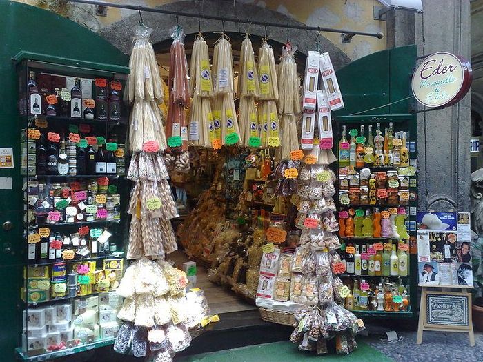 Một cửa hàng pasta ở Napoli