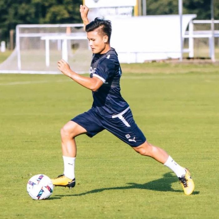Quang Hải gầy hơn sau khi cập bến Pau FC