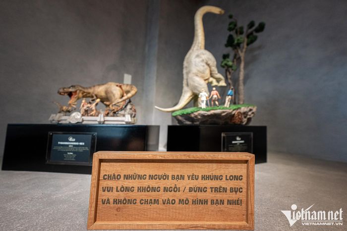 Anh Công Lý cho biết anh thích chơi khủng long từ nhỏ. Anh mở quán cà phê này với mong muốn quán trở thành sân chơi cho những vị khách có cùng đam mê, đồng thời mọi người có có cơ hội tìm hiểu về các loài động vật. "Mặc dù mô hình thuộc hàng hiếm và đắt tiền, tôi vẫn quyết định không làm kính chắn để khách có thể trải nghiệm và quan sát rõ hơn", anh Lý chia sẻ.