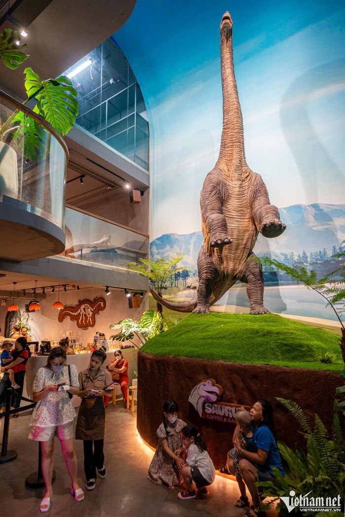 Chú khủng long Brachiosaurus có tỷ lệ 1:2,5, nặng 1 tấn, cao 6 mét được trưng bày tại cửa ra vào của quán. Đây là tác phẩm của anh Phạm Công Lý và mất tới 2 năm để hoàn thiện.