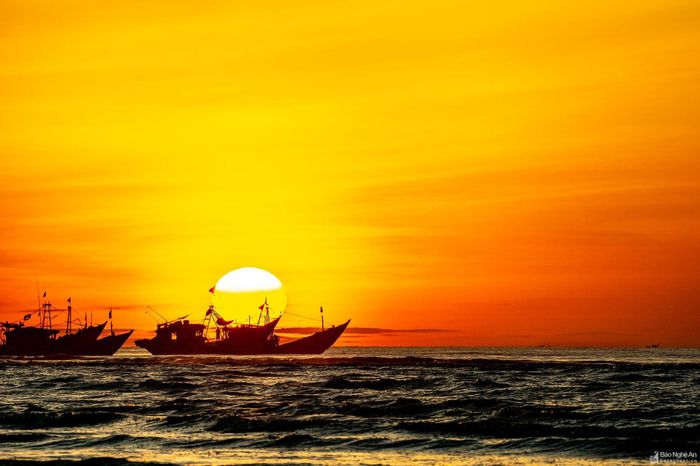 Mặt trời lên cũng là lúc những con tàu đánh bắt xa bờ trở về. Ảnh: Trương Đình Anh