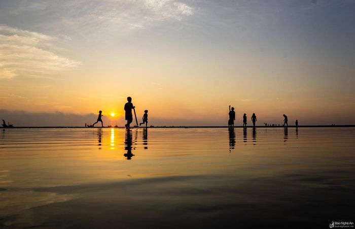 Mặt trời lên, nhịp ban mai trở nên sinh động, quyến rũ. Ảnh: Trương Đình Anh