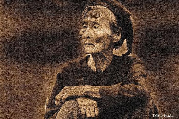 Mẹ ngồi đợi con về (tranh: Minh Sơn)