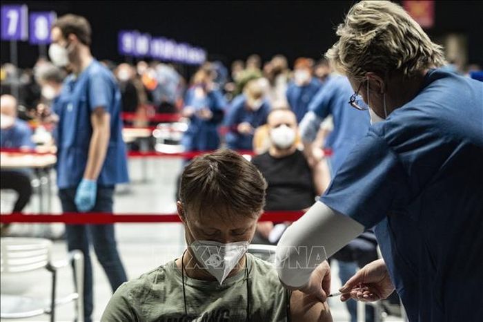 Nhân viên y tế tiêm vaccine ngừa COVID-19 cho người dân tại Prague, CH Séc. Ảnh: AFP/TTXVN