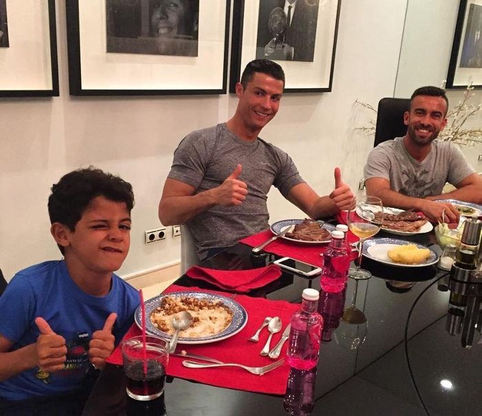  Cá tuyết tiếp tục xuất hiện trong hai bữa ăn tối của Ronaldo. Tuy nhiên, tiền đạo người Bồ Đào Nha cũng đã bổ sung thêm hai món để thay đổi gồm cá ngừ và thịt bò. 