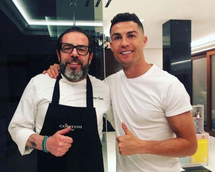  Để thực hiện được chế độ ăn khắt khe này, Ronaldo buộc phải thuê đầu bếp riêng. Khi trở lại Manchester United vào hè 2021, tiền đạo 37 tuổi cũng đã thay đổi một số thói quen của đồng đội tại Old Trafford. Các loại đồ ăn chứa nhiều đường, chất béo (bánh donut, khoai tây chiên...) bị hạn chế trong cantine của "Quỷ đỏ". 