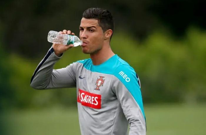  Bên cạnh đó, Ronaldo cũng nạp một lượng lớn khoáng chất và vitamin từ việc uống nước lọc, nước hoa quả. Với CR7, các loại nước ngọt có gas hay đồ uống có cồn là điều cấm kỵ. Ở EURO 2020, anh không ngần ngại bỏ các chai nước ngọt của nhà tài trợ khỏi bàn họp báo kèm lời khuyên "Hãy uống nước lọc". 