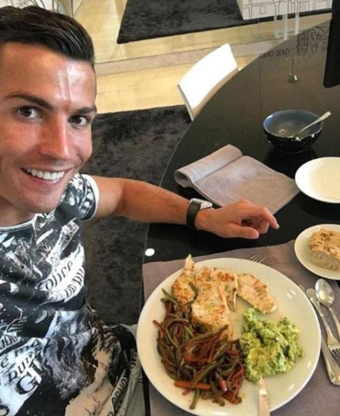 Bữa ăn tiếp theo của Ronaldo thường bắt đầu vào lúc 2h chiều. Bữa đầu tiên là salad gà, bữa thứ hai thường là cá, trứng và salad.