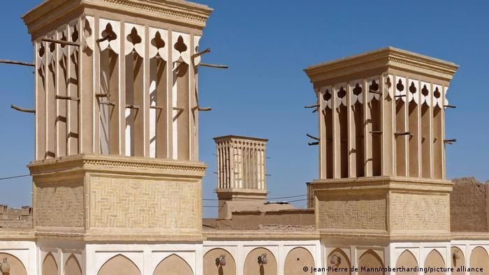 Nhà đón gió rất phổ biến ở TP Yazd của Iran. Ảnh: DW