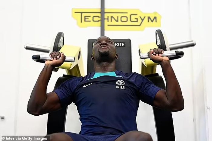 Không chỉ thực hiện chế độ ăn kiêng nghiêm ngặt, Lukaku còn phải tập luyện với cường độ cao. Ảnh: Getty Images.