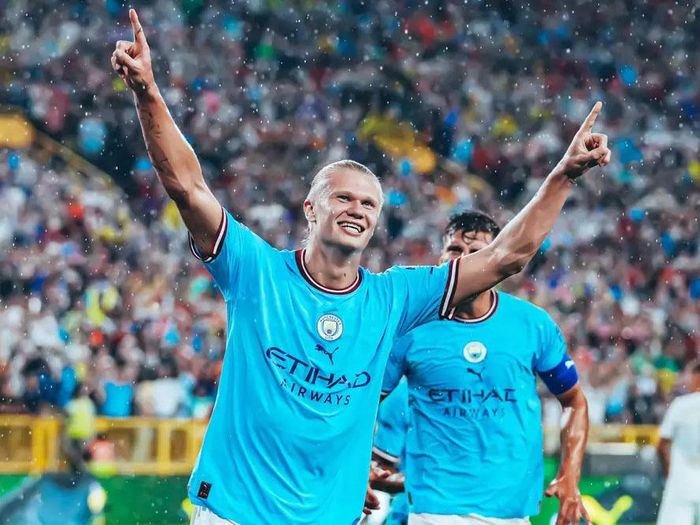 Haaland ăn mừng bàn thắng đầu tiên của mình trong trận đấu ra mắt cho Man City.