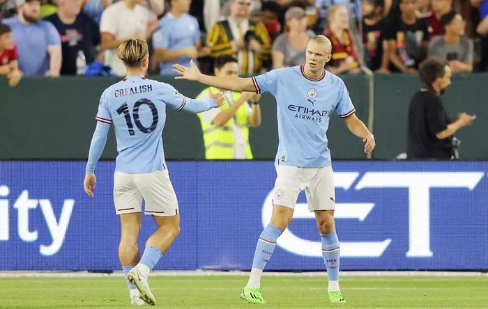 Grealish kiến tạo cho Haaland ghi bàn đầu tiên trong màu áo mới Man City.
