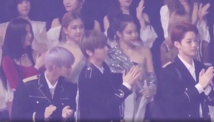 Blackpink đứng dậy vỗ tay chúc mừng iKon