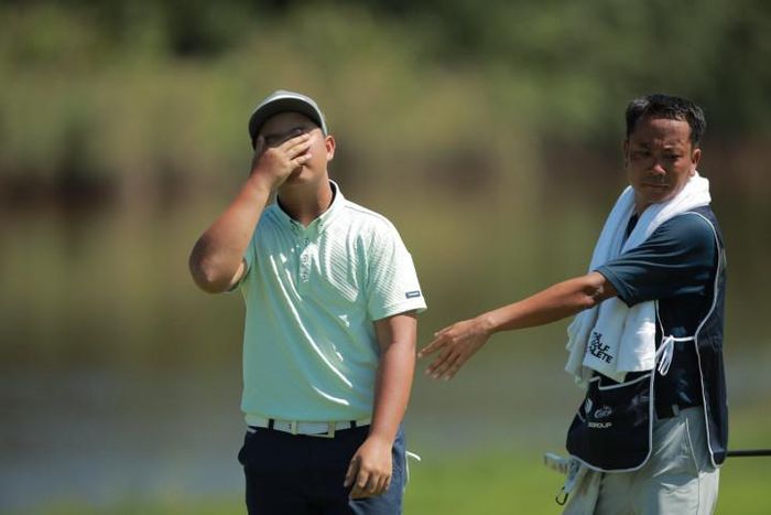 Nguyễn Anh Minh tiếc nuối sau cú chip-in birdie không thành công.
