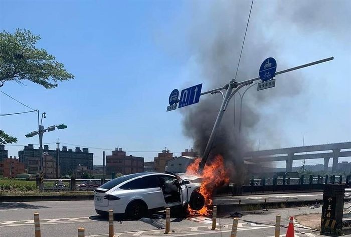 Chiếc Tesla Model X bốc cháy trong khi hai cha con Lâm Chí Dĩnh bị thương (Ảnh: Baidu)