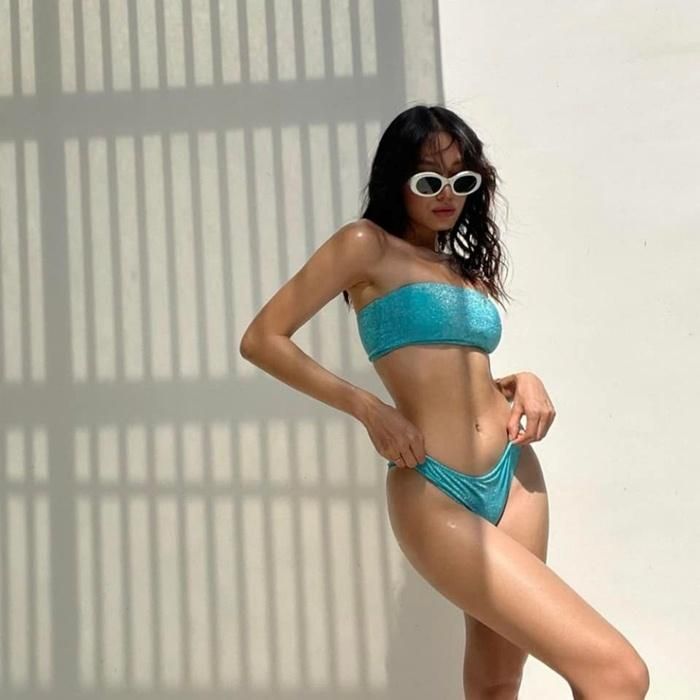 Là người có gu thời trang, Thảo Nhi thường xuyên thay đổi kiểu dáng bikini theo xu hướng. Với set đồ màu xanh dương ánh nhũ trendy, cô phối cùng kính mắt tròn viền trắng cá tính.