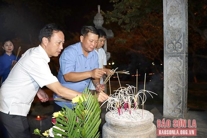Đồng chí Lại Xuân Lâm, Phó Bí thư Đảng ủy Khối các cơ quan Trung ương và đồng chí Lò Minh Hùng, Phó Bí thư Thường trực Tỉnh ủy dâng hương tưởng nhớ các Anh hùng liệt sỹ tại Nghĩa trang liệt sĩ Nhà tù Sơn La.