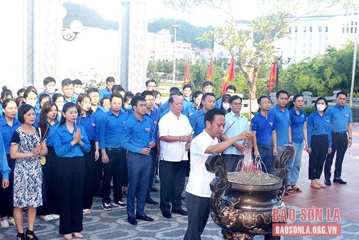 Đoàn công tác của Ban Thường vụ Đảng ủy Khối các cơ quan Trung ương dâng hương Đền thờ Bác Hồ.