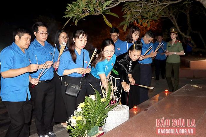 Các ĐVTN dâng hương tưởng nhớ các Anh hùng liệt sỹ tại Nghĩa trang liệt sĩ Nhà tù Sơn La.
