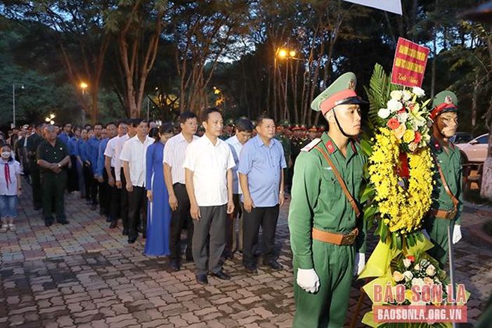 Đoàn công tác viếng Nghĩa trang liệt sỹ Nhà tù Sơn La.