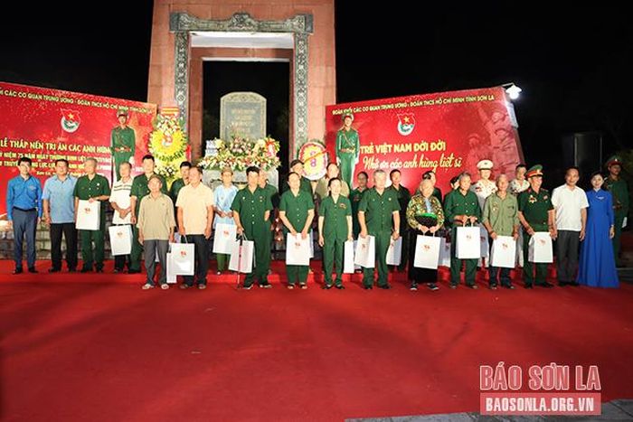 Đồng chí Lại Xuân Lâm, Phó Bí thư Đảng ủy Khối các cơ quan Trung ương và đồng chí Lò Minh Hùng, Phó Bí thư Thường trực Tỉnh ủy tặng quà cho các gia đình chính sách.