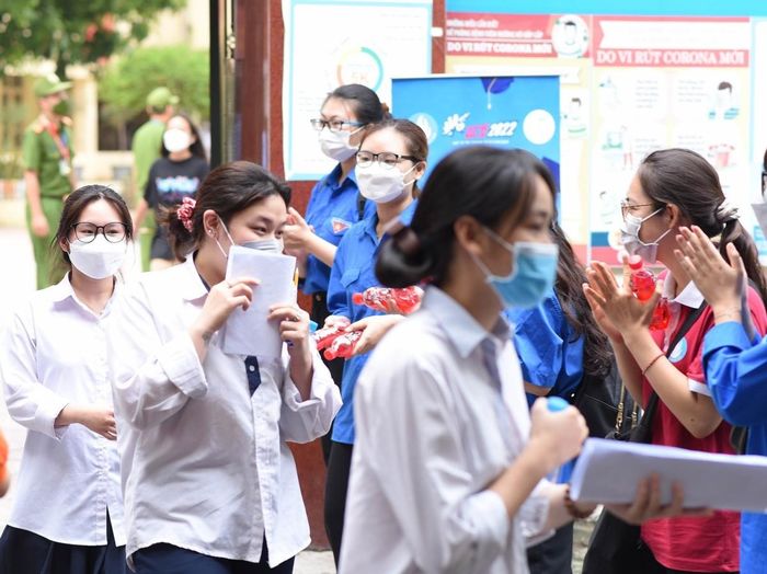 Các thí sinh tại điểm thi trường THPT Lê Quý Đôn, quận Đống Đa, Hà Nội sau khi kết thúc môn thi ngoại ngữ. Ảnh: Nhật Huy, Hồng Anh - TTXVN