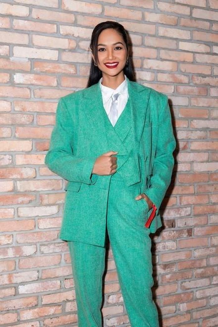 Mỹ nhân Đắk Lắk nổi bật tại họp báo nhờ bộ trang phục theo phong cách menswear thiết kế trên tông xanh.
