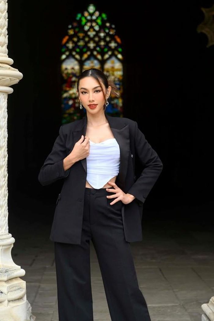 Hoa hậu Thùy Tiên và một mẫu suit sexy.