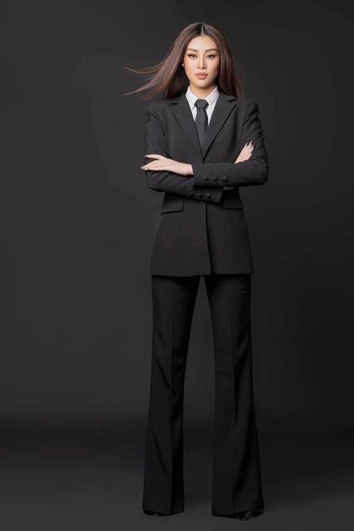 Veston đen, suit, blazer hợp trend là trang phục được Khánh Vân sử dụng để xây dựng hình ảnh nữ doanh nhân khi giới thiệu công ty mới thành lập.