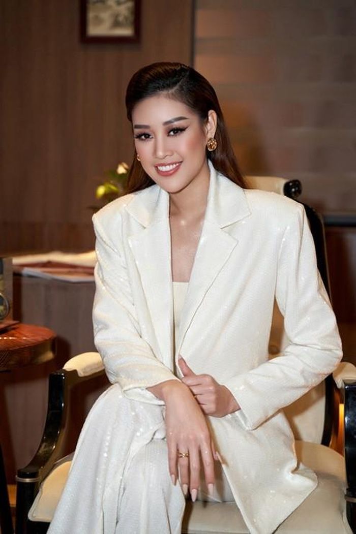 Áo vai thô của Hoa hậu Hoàn Vũ Việt Nam 2019 thiết kế trên vải sequins trắng vừa tôn nét thanh lịch vừa giúp người mặc tạo ấn tượng tại sự kiện.