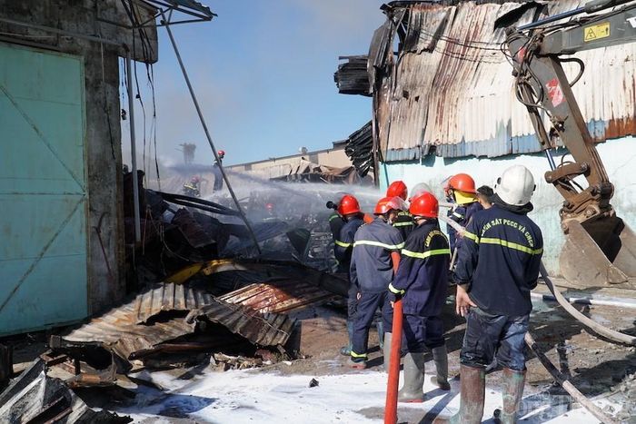 Đến 8h sáng cùng ngày ngọn lửa đã cơ bản được khống chế