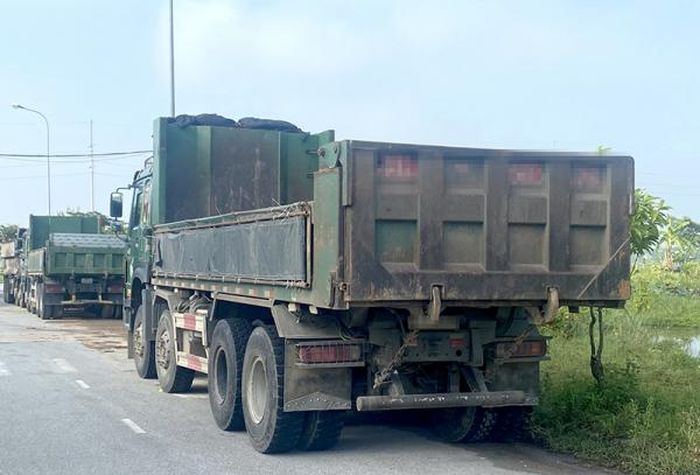 Hàng loạt xe cơi nới thành thùng bị Đội CSGT số 15 kiểm tra vận động cắt hạ thành thùng đúng quy định.