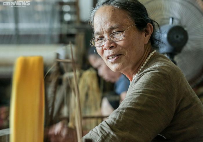 Công đoạn kéo ra tơ được nghệ nhân U70 thực hiện nhẹ nhàng vì những sợi tơ tằm được kéo phải có liên kết, nếu làm mạnh sẽ đứt và rất khó thành sợi.