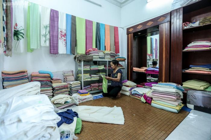 Những tấm lụa tơ tằm với nhiều mẫu mã đang chờ đưa ra thị trường. “Thị trường lụa tơ tằm rất kén người dùng nên tôi phải tạo ra nhiều mẫu mã mới lạ, đặc sắc thu hút khách hàng”, bà Thuận chia sẻ.