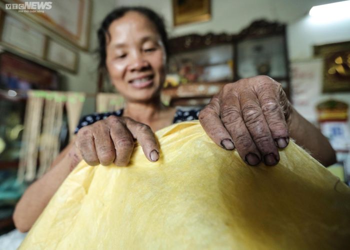 Bà Thuận cho biết: “Những con tằm quấn vào nhau, đan thành tấm thảm bông phẳng, mịn, gắn kết bền chắc tự nhiên không kỹ thuật dệt nào của con người có thể sánh kịp, lại tiết kiệm được chi phí nhờ giảm bớt nhiều công đoạn phức tạp như kéo kén, ươm tơ, cào bông…”.