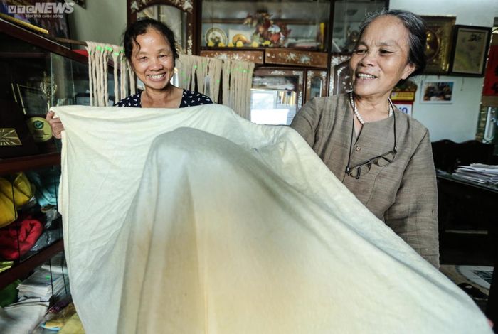 Theo bà Thuận để huấn luyện được những con tằm dệt lụa mất khá nhiều thời gian và công sức.