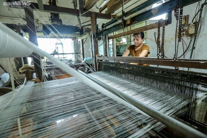 Công đoạn cuối cùng là dệt thành tấm lụa trên máy. Với những tấm lụa có hoa văn chìm, người đứng máy phải khéo léo tạo tác ngay khi đưa đẩy con thoi và liên tục phải kiểm tra chất lượng sợi tơ khi chuẩn bị ra thành phẩm.