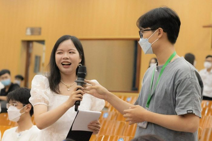  Hồng Trang cho rằng người học cần thực hành nhiều để cọ xát với nghề dẫn chương trình. 