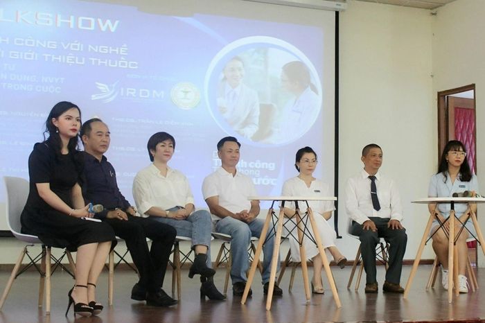  Nguyễn Thị Hồng Trang (bên trái, ngoài cùng) đã dẫn nhiều chương trình về sức khỏe. 