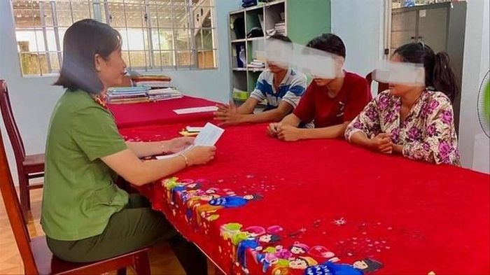 Gia đình em T.T.V. đến trình báo cơ quan công an.