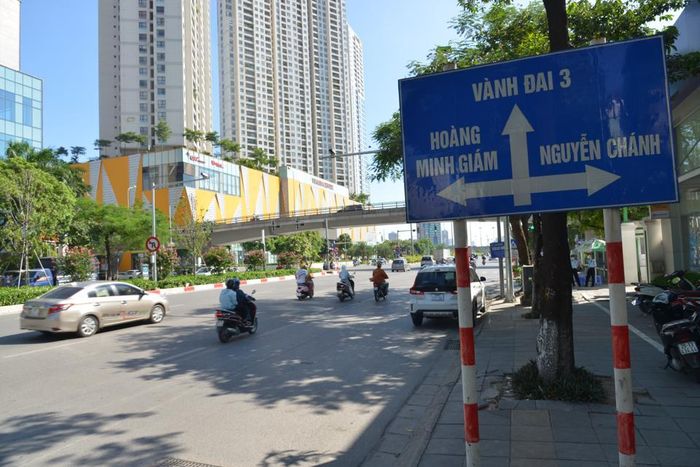 Nút giao thông Hoàng Minh Giám - Trần Duy Hưng - Nguyễn Chánh sau khi điều chỉnh hướng đi. Ảnh: Phạm Hùng