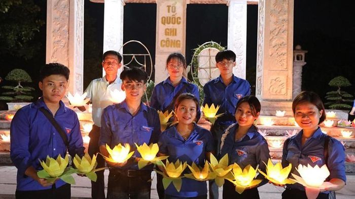 Nhiều đoàn viên, thanh niên ở Ninh Bình tham gia thả hoa đăng tri ân các anh hùng liệt sĩ ở Ninh Bình dịp kỷ niệm 75 năm Ngày Thương binh-Liệt sĩ.