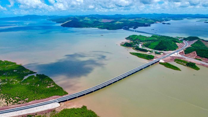 Đoạn tuyến Tiên Yên – Móng Cái có chiều dài gần 60km chưa đảm bảo được tiến độ theo kế hoạch, hiện mới thực hiện được khoảng 95% tổng khối lượng các hạng mục.