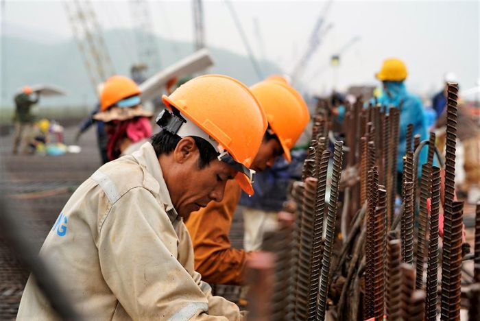 Vào tháng 5 và 6 gần như mưa cả tháng khiến việc thi công thảm nhựa mặt đường rất khó khăn, không đảm bảo được các yêu cầu kỹ thuật.